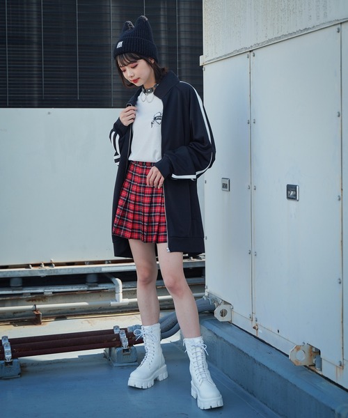 SPINNS（スピンズ）の「【セットアップ対応商品】袖ライン ビッグジャージ トラックジャケット（ジャージ・レディース・サックスブルー/ブラック/ブルー/ホワイト/ブラック×レッド/ピンク・ONESIZE）」の10枚目の写真