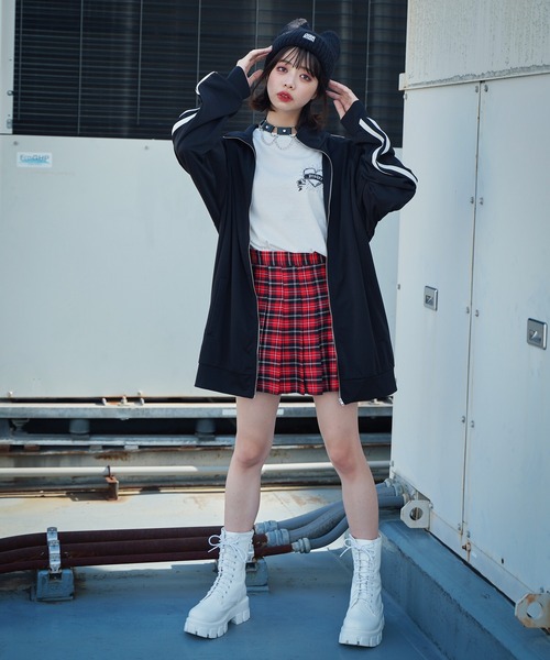 SPINNS（スピンズ）の「【セットアップ対応商品】袖ライン ビッグジャージ トラックジャケット（ジャージ・レディース・サックスブルー/ブラック/ブルー/ホワイト/ブラック×レッド/ピンク・ONESIZE）」の15枚目の写真