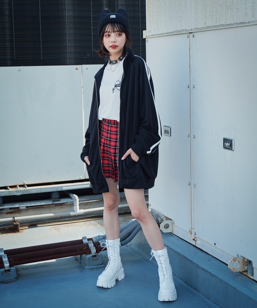 SPINNS（スピンズ）の「【セットアップ対応商品】袖ライン ビッグジャージ トラックジャケット（ジャージ・レディース・サックスブルー/ブラック/ブルー/ホワイト/ブラック×レッド/ピンク・ONESIZE）」の14枚目の写真