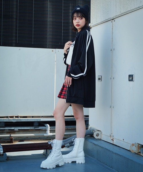 SPINNS（スピンズ）の「【セットアップ対応商品】袖ライン ビッグジャージ トラックジャケット（ジャージ・レディース・サックスブルー/ブラック/ブルー/ホワイト/ブラック×レッド/ピンク・ONESIZE）」の13枚目の写真