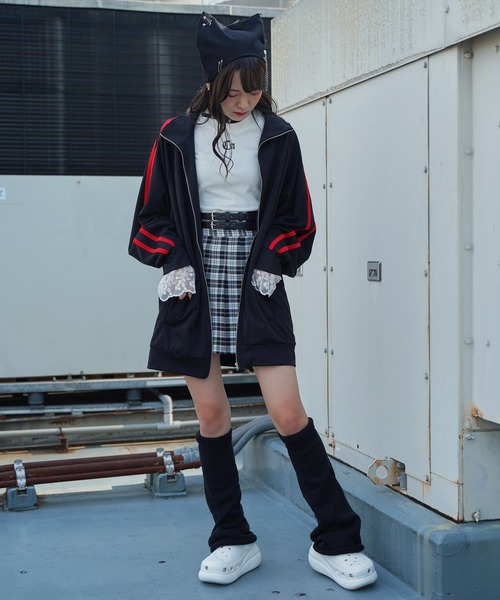 SPINNS（スピンズ）の「【セットアップ対応商品】袖ライン ビッグジャージ トラックジャケット（ジャージ・レディース・サックスブルー/ブラック/ブルー/ホワイト/ブラック×レッド/ピンク・ONESIZE）」の17枚目の写真