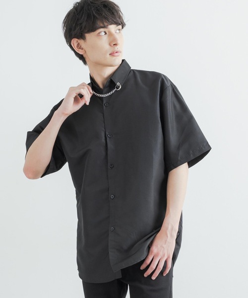 Rocky Monroe(ロッキーモンロー)の「オーバーサイズ チェーン付き半袖レギュラーカラーBIGシャツ(シャツ/ブラウス・メンズ・ホワイト/ブラック・M/L)」の2枚目の写真