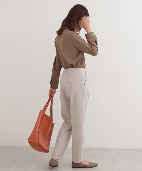 NATURAL BEAUTY BASIC（ナチュラルビューティーベーシック）の「フロントタックブラウス（シャツ/ブラウス・レディース・オフホワイト/ブラウン/ブルー・MEDIUM/SMALL）」の18枚目の写真