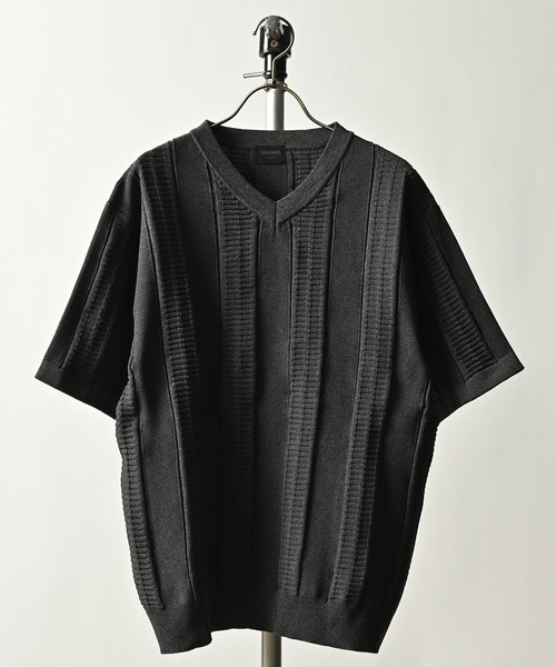 MMMM(エムエムエムエム)の「MMMM/ポリエステルエアリーVネックニットTシャツ(Tシャツ/カットソー・メンズ・チャコールグレー/ベージュ/ブルー・LARGE/X-LARGE/MEDIUM)」の2枚目の写真