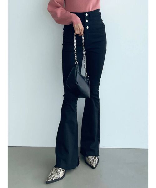 EMODA（エモダ）の「ヘムカットハイウエストフレアパギンス（デニムパンツ・レディース・インディゴブルー/ブラック・SMALL/X-SMALL/MEDIUM）」の2枚目の写真