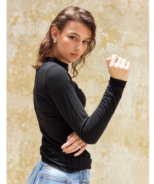 ALEXIA STAM（アリシアスタン）の「Basic Sheer High Neck Long Sleeve Top/ベーシックシアーハイネックロングスリーブトップ（Tシャツ/カットソー・レディース・ホワイト/ブラック/グレイッシュベージュ・FREE）」の4枚目の写真