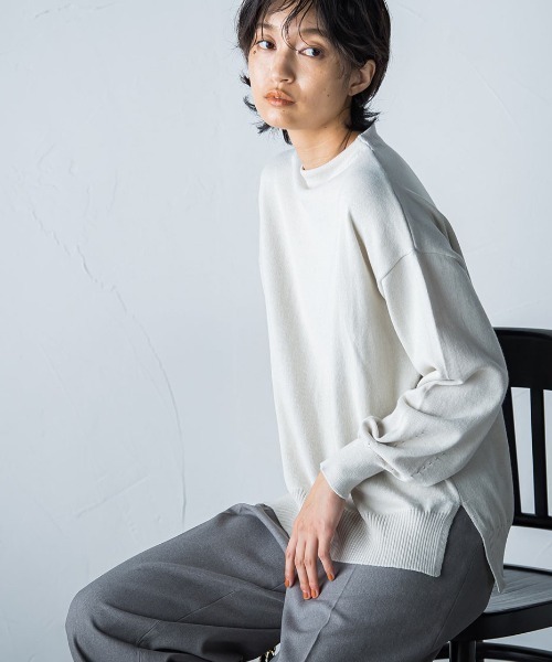 socolla(ソコラ)の「【socolla】抗菌ニットボトルネックプルオーバー(ニット/セーター・レディース・グレー系その他/ブルー/パープル/レッド/ベージュ系その他/オフホワイト/ブラック・M)」の2枚目の写真