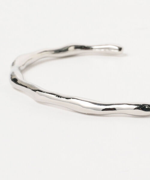 Ray BEAMS(レイビームス)の「RBS / ニュアンス ウェーブ バングル(バングル/リストバンド・レディース・ゴールド/シルバー・ONE SIZE)」の6枚目の写真