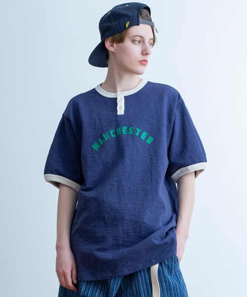 Universal Style Wear(ユニバーサルスタイルウェア)の「Universal Style Wear リンガー ロゴ ヘンリー Tee(Tシャツ/カットソー・メンズ・オフホワイト/ネイビー/マスタード/スミクロ・MEDIUM/LARGE/X-LARGE)」の4枚目の写真