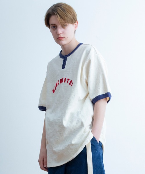 Universal Style Wear(ユニバーサルスタイルウェア)の「Universal Style Wear リンガー ロゴ ヘンリー Tee(Tシャツ/カットソー・メンズ・オフホワイト/ネイビー/マスタード/スミクロ・MEDIUM/LARGE/X-LARGE)」の2枚目の写真