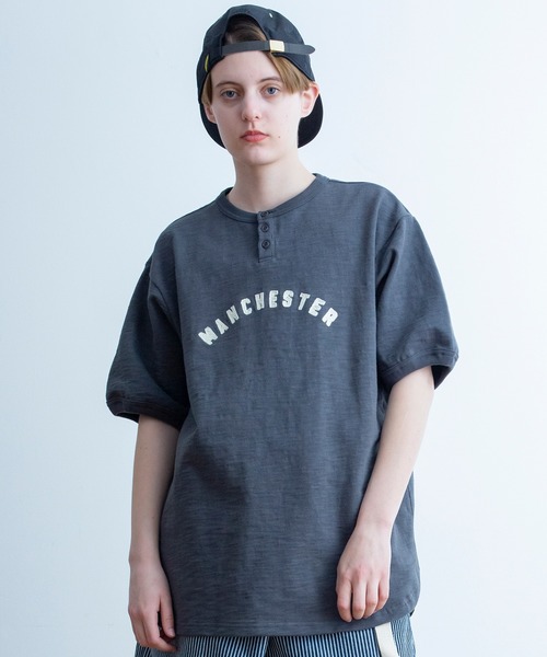 Universal Style Wear(ユニバーサルスタイルウェア)の「Universal Style Wear リンガー ロゴ ヘンリー Tee(Tシャツ/カットソー・メンズ・オフホワイト/ネイビー/マスタード/スミクロ・MEDIUM/LARGE/X-LARGE)」の3枚目の写真