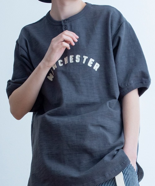 Universal Style Wear(ユニバーサルスタイルウェア)の「Universal Style Wear リンガー ロゴ ヘンリー Tee(Tシャツ/カットソー・メンズ・オフホワイト/ネイビー/マスタード/スミクロ・MEDIUM/LARGE/X-LARGE)」の10枚目の写真