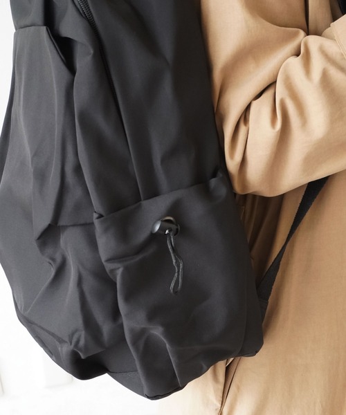 ammy.（エイミードット）の「【 ammy. / エイミードット 】 タックイン フロント ポケット リュック（バックパック/リュック・レディース・ブラック/アイボリー・FREE）」の9枚目の写真