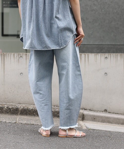 COLONY 2139（コロニートゥーワンスリーナイン）の「カーブデニムパンツ（デニムパンツ・レディース・ブラック/サックスブルー/ブルー/ネイビー・SMALL/MEDIUM/LARGE）」の14枚目の写真