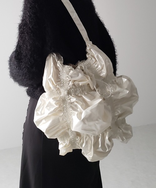 me+em select（ミームセレクト）の「【 ３color 】メタリックシャーリングくしゅくしゅショルダーバッグ（ショルダーバッグ・レディース・アイボリー/ブラック/シルバー・FREE）」の2枚目の写真