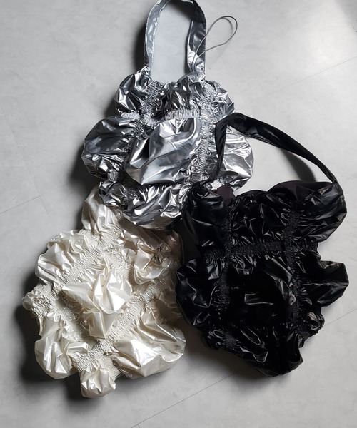 me+em select（ミームセレクト）の「【 ３color 】メタリックシャーリングくしゅくしゅショルダーバッグ（ショルダーバッグ・レディース・アイボリー/ブラック/シルバー・FREE）」の4枚目の写真