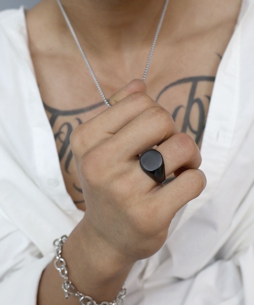4INT.(フォイント)の「ラウンド シグネットリング / サージカルステンレス316L (金属アレルギー対応)(リング・メンズ・シルバー/ブラック・16号/18号)」の1枚目の写真