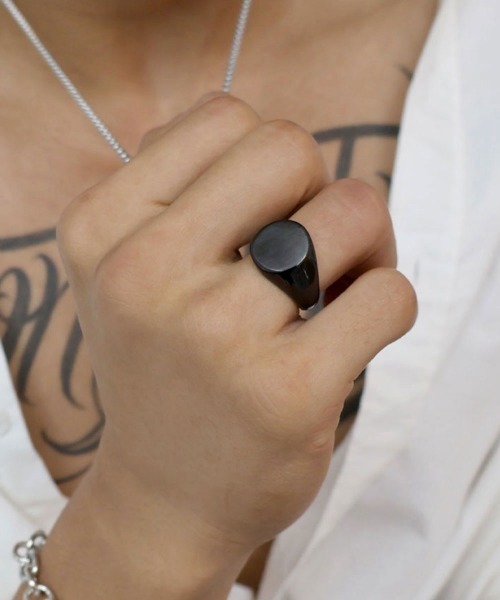 4INT.(フォイント)の「ラウンド シグネットリング / サージカルステンレス316L (金属アレルギー対応)(リング・メンズ・シルバー/ブラック・16号/18号)」の8枚目の写真