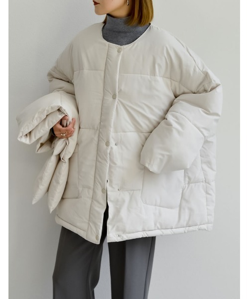 Re:EDIT（リエディ）の「[2点セット]マイクロタフタマフラー付きノーカラー中綿フェイクダウンジャケット（ダウンジャケット/コート・レディース・ベージュ/ブラック/アイボリー・SHORT/LARGE/MEDIUM）」の12枚目の写真