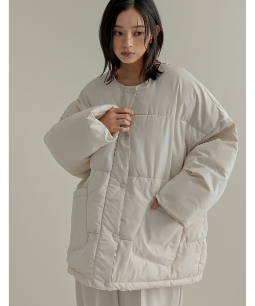 Re:EDIT（リエディ）の「[2点セット]マイクロタフタマフラー付きノーカラー中綿フェイクダウンジャケット（ダウンジャケット/コート・レディース・ベージュ/ブラック/アイボリー・SHORT/LARGE/MEDIUM）」の19枚目の写真