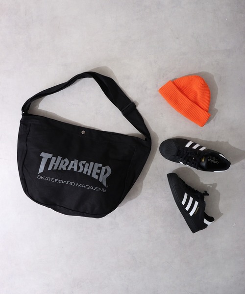 THRASHER(スラッシャー)の「THRASHER NEWSPAPER BAG MAG LOGO(ショルダーバッグ・メンズ・ブラック/アイボリー・FREE)」の1枚目の写真
