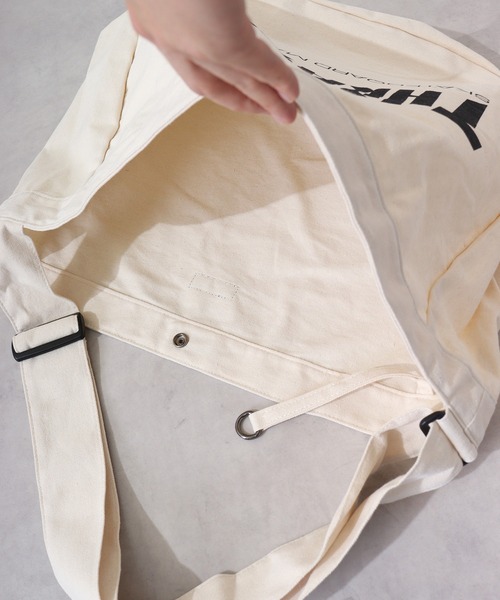 THRASHER(スラッシャー)の「THRASHER NEWSPAPER BAG MAG LOGO(ショルダーバッグ・メンズ・ブラック/アイボリー・FREE)」の6枚目の写真