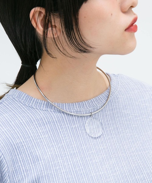 KBF（ケイビーエフ）の「2WAYガラスワントップチョーカー（ネックレス・レディース・クリア/ブルー・ONE）」の2枚目の写真