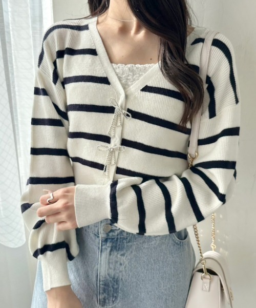 OLIVE des OLIVE(オリーブデオリーブ)の「リボンビジューカーディガン 1041050100(カーディガン/ボレロ・レディース・ブラック/ブラック系その他/オフホワイト/ピンク/サックスブルー・FREE)」の3枚目の写真