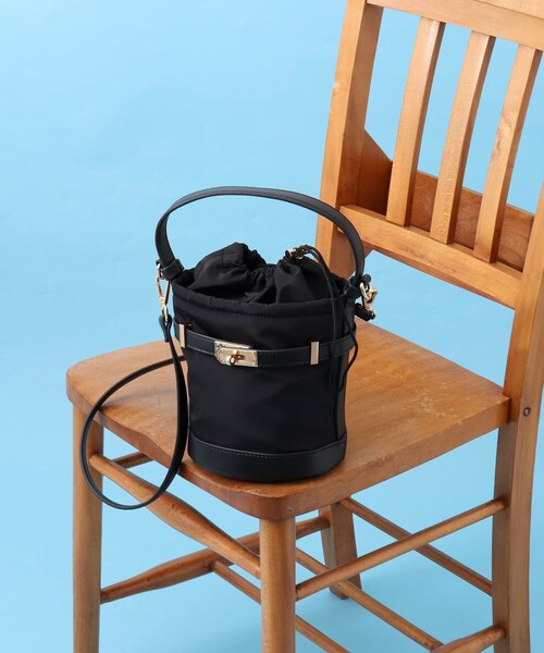 NOLLEY’S（ノーリーズ）の「ヒネリカナグナイロンバケツ2WAYバッグ（ショルダーバッグ・レディース・ブラック・FREE）」の3枚目の写真