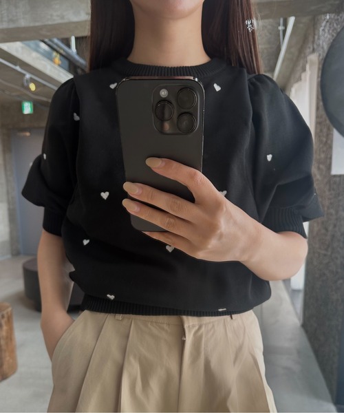 I_am（アイアム）の「heartful puff sleeve summer knit / ハートフルパフスリーブサマーニット（Tシャツ/カットソー・レディース・ブラック/アイボリー・FREE）」の4枚目の写真