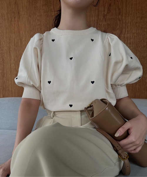 I_am（アイアム）の「heartful puff sleeve summer knit / ハートフルパフスリーブサマーニット（Tシャツ/カットソー・レディース・ブラック/アイボリー・FREE）」の3枚目の写真