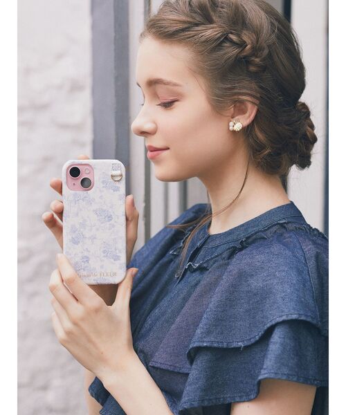 Maison de FLEUR（メゾンドフルール）の「トワルドジュイ柄プリントアイフォン15ケース（スマホケース/カバー・レディース・ピンクベージュ/ブラック/ブルー系その他7・FREE）」の12枚目の写真