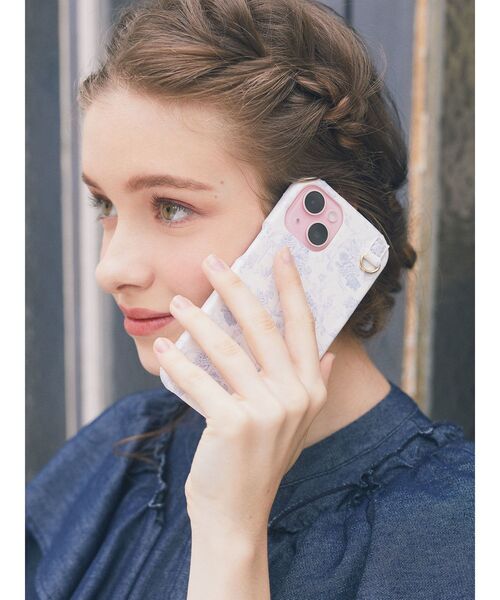 Maison de FLEUR（メゾンドフルール）の「トワルドジュイ柄プリントアイフォン15ケース（スマホケース/カバー・レディース・ピンクベージュ/ブラック/ブルー系その他7・FREE）」の13枚目の写真