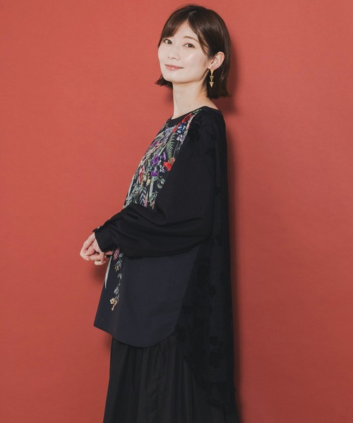iS ScoLar(イズスカラー)の「542261:花蝶柄プリント×お花フロッキーチュール切替チュニック(Tシャツ/カットソー・レディース・グレー/アイボリー/ブラック・M)」の4枚目の写真