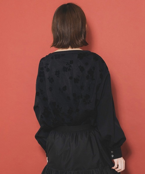 iS ScoLar(イズスカラー)の「542261:花蝶柄プリント×お花フロッキーチュール切替チュニック(Tシャツ/カットソー・レディース・グレー/アイボリー/ブラック・M)」の5枚目の写真