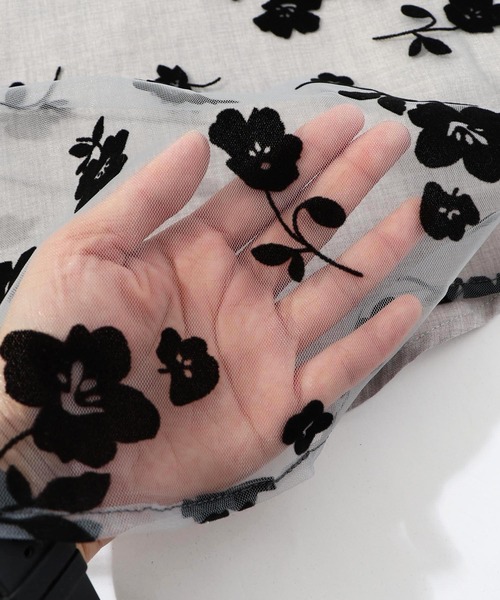 iS ScoLar(イズスカラー)の「542261:花蝶柄プリント×お花フロッキーチュール切替チュニック(Tシャツ/カットソー・レディース・グレー/アイボリー/ブラック・M)」の19枚目の写真