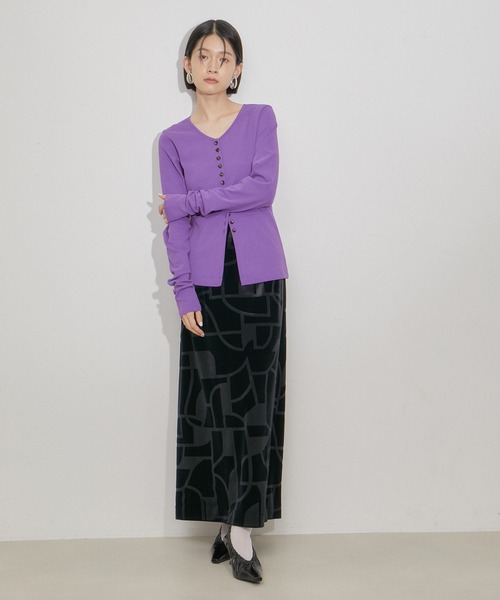 ADAM ET ROPE'（アダムエロペ）の「【サステナブル・洗える】メニーボタンスリットプルオーバー（Tシャツ/カットソー・レディース・ブラック/パープル/オフホワイト・FREE）」の8枚目の写真