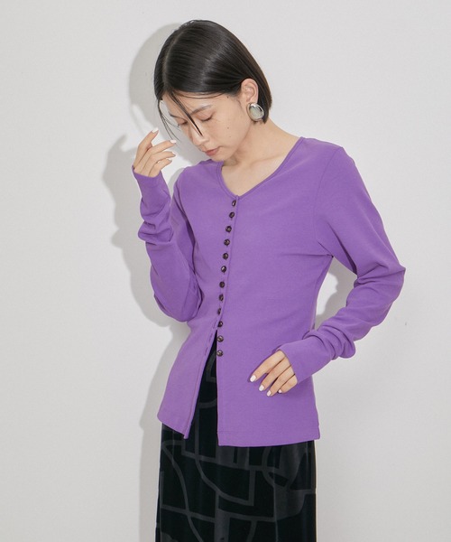 ADAM ET ROPE'（アダムエロペ）の「【サステナブル・洗える】メニーボタンスリットプルオーバー（Tシャツ/カットソー・レディース・ブラック/パープル/オフホワイト・FREE）」の20枚目の写真