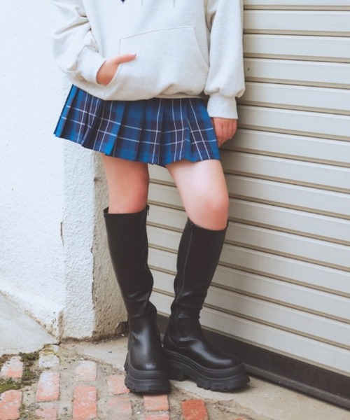 repipi armario（レピピ アルマリオ）の「ハイウエストプリーツスカート（スカート・キッズ・パープル系/ブラック×ピンク/ブルー系/ブラック系/ブラック/ブラウン系/ネイビー系/イエロー系/ピンク系・SMALL/LARGE/MEDIUM）」の5枚目の写真