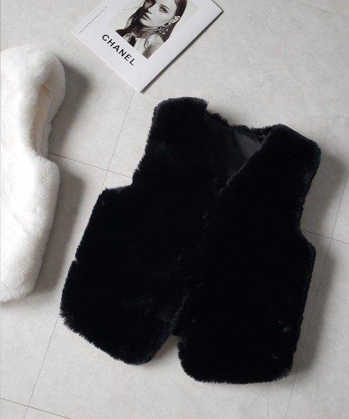 me+em select(ミームセレクト)の「※※【 2color 】コンパクトショートフェイクファーベスト / conpact short fakefur vest(ベスト・レディース・ホワイト/ブラック・FREE)」の3枚目の写真