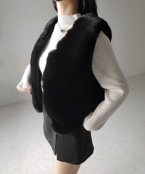 me+em select(ミームセレクト)の「※※【 2color 】コンパクトショートフェイクファーベスト / conpact short fakefur vest(ベスト・レディース・ホワイト/ブラック・FREE)」の4枚目の写真
