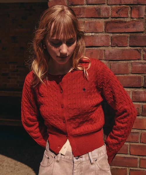 POLO BCS（ポロ ビーシーエス）の「【新色追加】【POLO BCS】VIS別注ミニケーブルコンパクトニットカーディガン（カーディガン/ボレロ・レディース・レッド/ベージュ/チャコールグレー/ネイビー・FREE）」の4枚目の写真