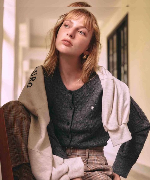 POLO BCS（ポロ ビーシーエス）の「【新色追加】【POLO BCS】VIS別注ミニケーブルコンパクトニットカーディガン（カーディガン/ボレロ・レディース・レッド/ベージュ/チャコールグレー/ネイビー・FREE）」の2枚目の写真