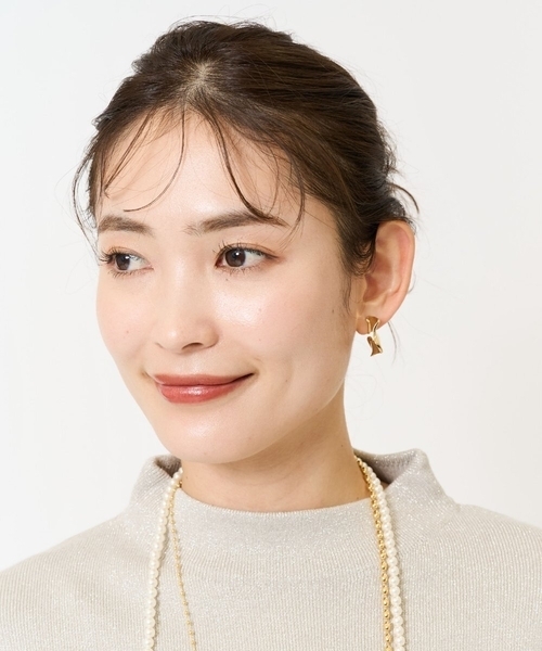 a.v.v(アーヴェヴェ)の「ニュアンスフリルイヤリング(イヤリング・レディース・シルバー/ゴールド・38)」の5枚目の写真