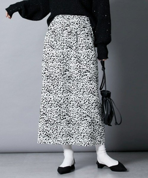 nissen（ニッセン）の「裏起毛素材総柄ナロースカート（スカート・レディース・アイボリー/ブラック/ブラック系その他・M/L）」の2枚目の写真
