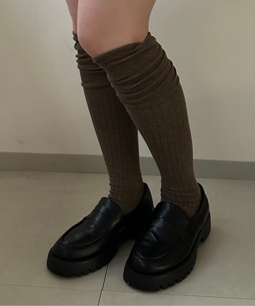 apres jour clair（アプレジュールクレア）の「【apres jour clair×ARIAZ】クシュクシュニーハイソックス（ソックス/靴下・レディース・ホワイト/チャコールグレー/ブラウン系その他/ベージュ・FREE）」の4枚目の写真