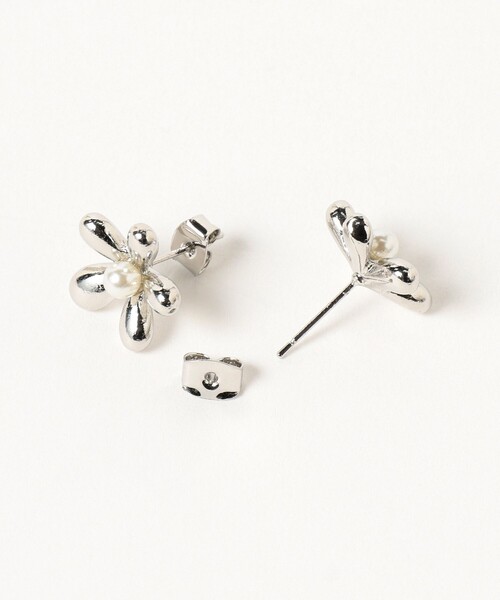 B:MING by BEAMS（ビーミングバイビームス）の「フラワー パール ピアス（ピアス（両耳用）・レディース・シルバー/ゴールド・ONE SIZE）」の3枚目の写真
