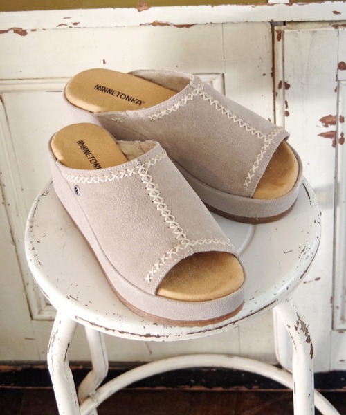 Minnetonka(ミネトンカ)の「MINNETONKA ミネトンカ / スエード厚底サンダル PAISLEE(サンダル・レディース・ブラウン/ベージュ/ブラック/ブルー/コーラル・7/8/6/9/5)」の3枚目の写真