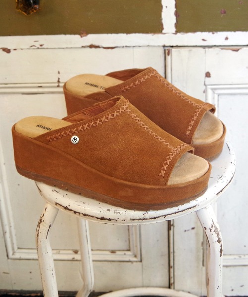 Minnetonka(ミネトンカ)の「MINNETONKA ミネトンカ / スエード厚底サンダル PAISLEE(サンダル・レディース・ブラウン/ベージュ/ブラック/ブルー/コーラル・7/8/6/9/5)」の2枚目の写真