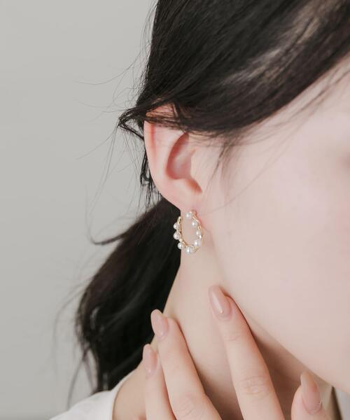 SMELLY(スメリー)の「パールラインピアス(ピアス(両耳用)・レディース・ホワイト・-)」の4枚目の写真